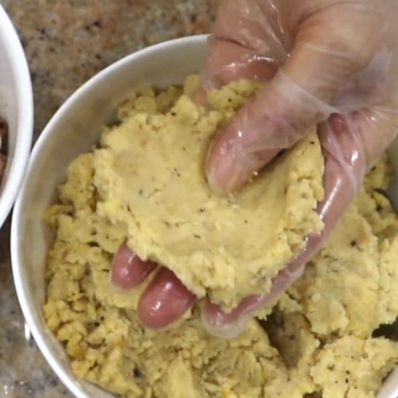 Step 6 Wrap the mung bean filling Salted egg cake with savory mixed filling