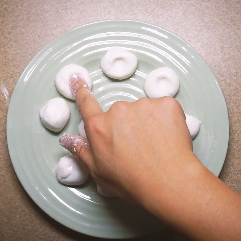 Step 4 Boiling the mochi and completing the dish Red bean mochi