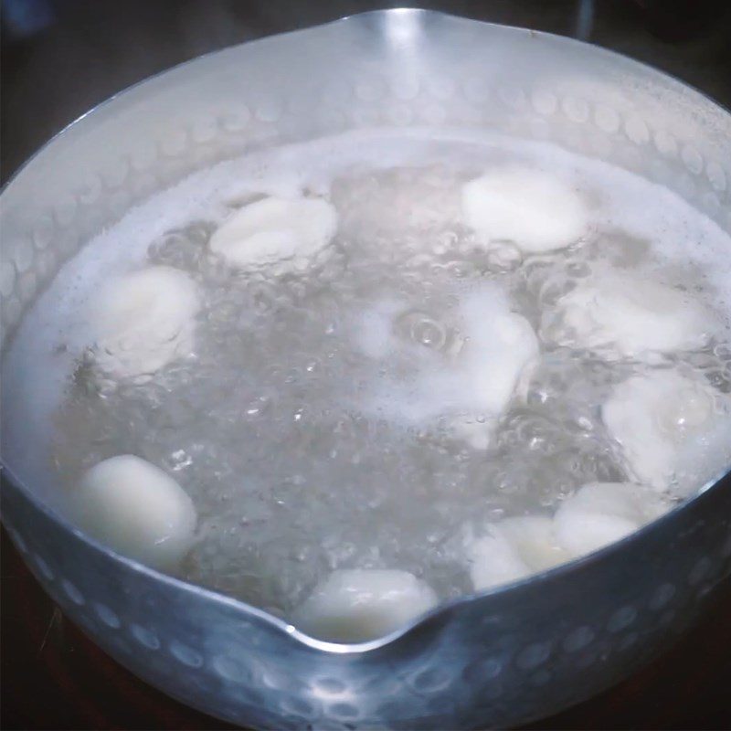 Step 4 Boiling the mochi and completing the dish Red bean mochi