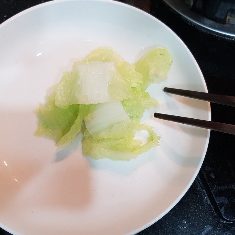 Step 3 Boil Napa cabbage Spicy cheese rice cakes from brown rice paper