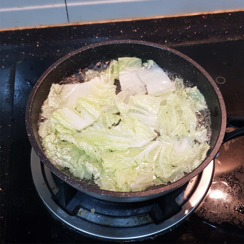 Step 3 Boil Napa cabbage Spicy cheese rice cakes from brown rice paper