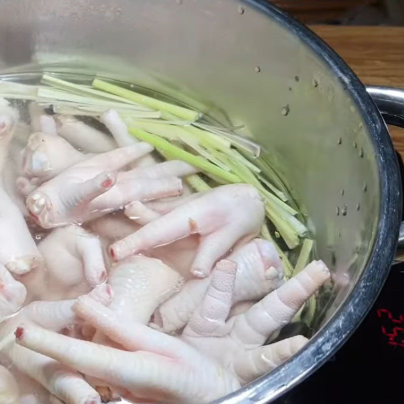 Step 3 Boil chicken feet Chicken feet soaked in lemongrass, calamondin, and mango (recipe shared by a user)