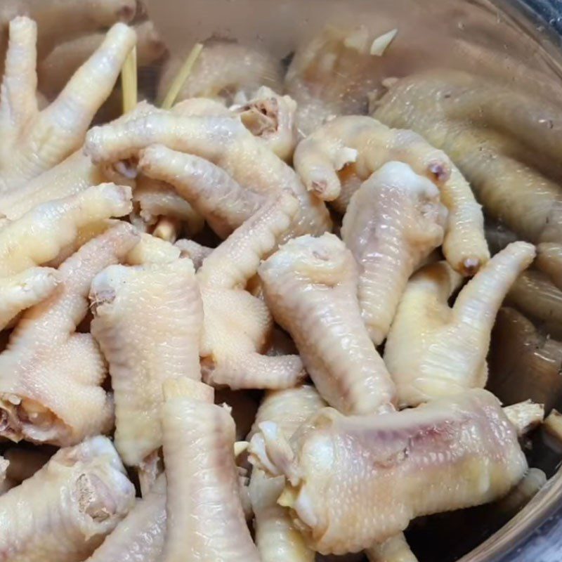 Step 3 Boil chicken feet Chicken feet soaked in lemongrass, calamondin, and mango (recipe shared by a user)