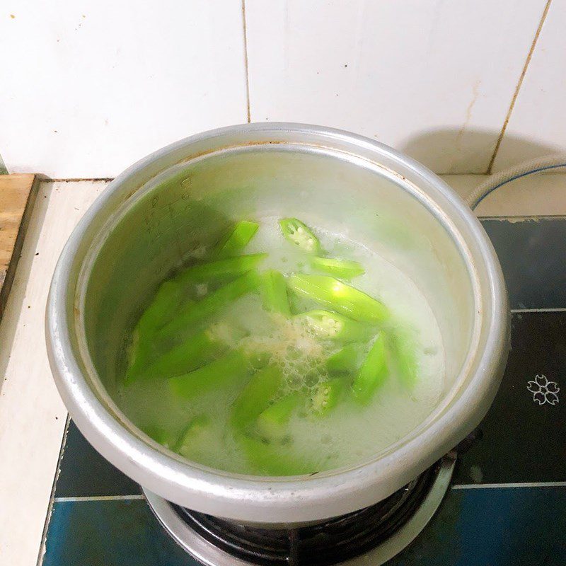 Step 2 Boil the okra Beef stir-fried with okra