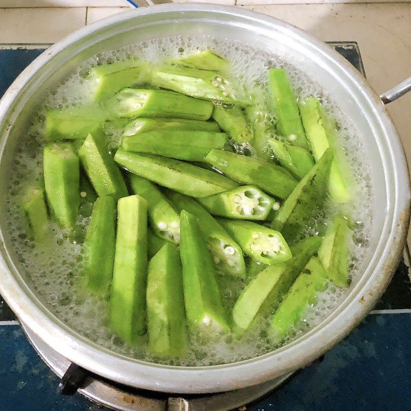 Step 2 Boil okra Stir-fried okra with tomatoes