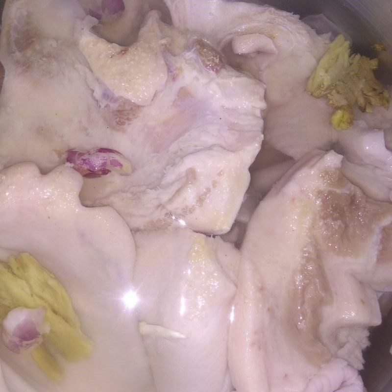 Step 2 Boil the head, ears, and pig trotters for Gio Thu (recipe shared by a user)