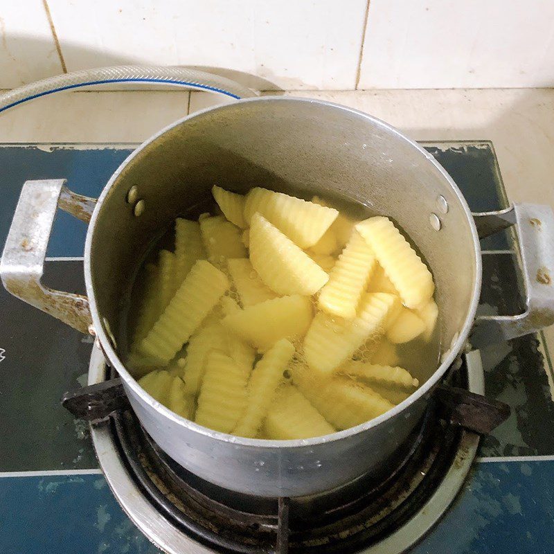 Step 2 Boiling Potatoes Beef Stir-fried with Potatoes