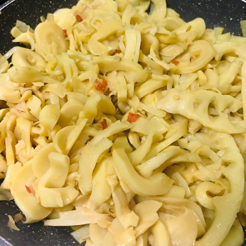 Step 2 Stir-fried bamboo shoots Stir-fried bamboo shoots with garlic