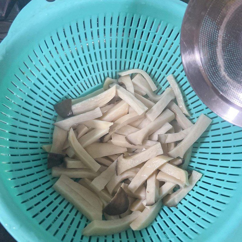 Step 4 Boil chicken leg mushrooms Chicken leg mushrooms stir-fried with beef