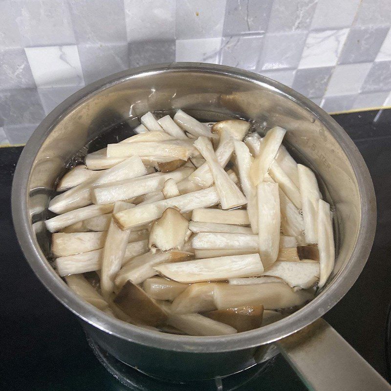 Step 4 Boil the chicken thigh mushrooms Chicken thigh mushrooms stir-fried with beef