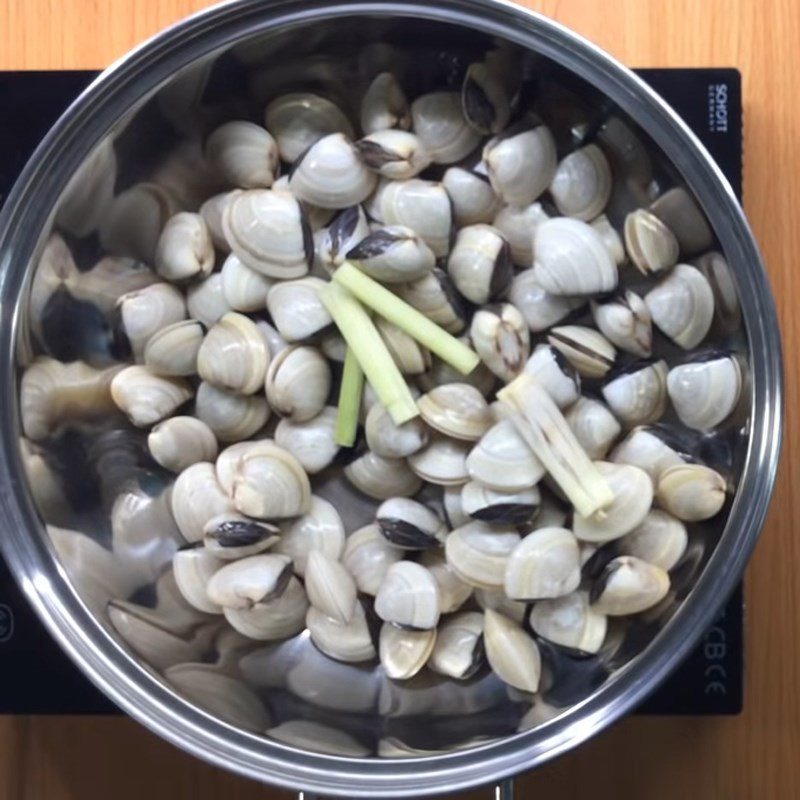 Step 3 Boil the clams for clam soup with dill and tomato