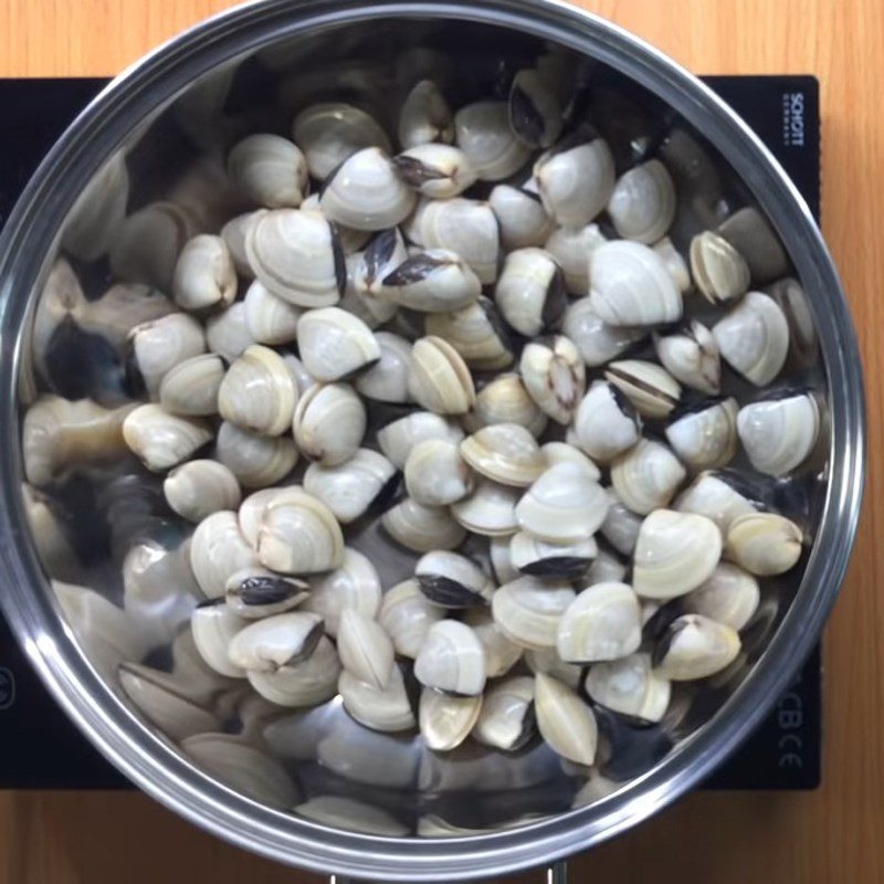 Step 3 Boil the clams for clam soup with dill and tomato