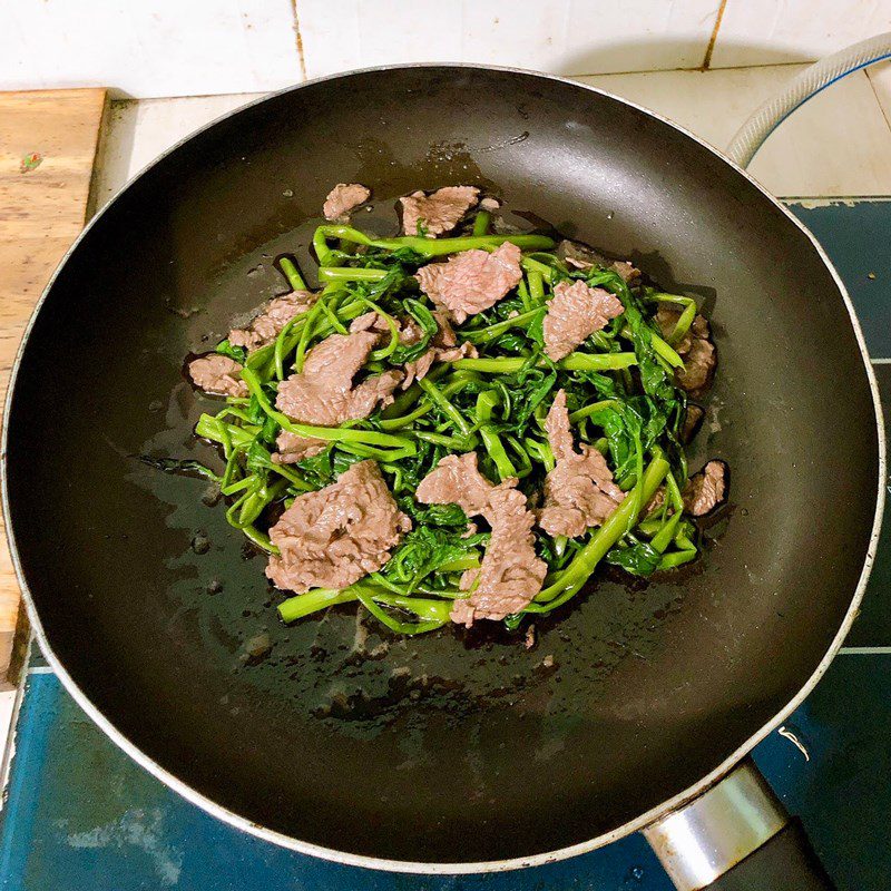 Step 2 Boiling vegetables and stir-frying water spinach with beef Stir-fried water spinach with beef