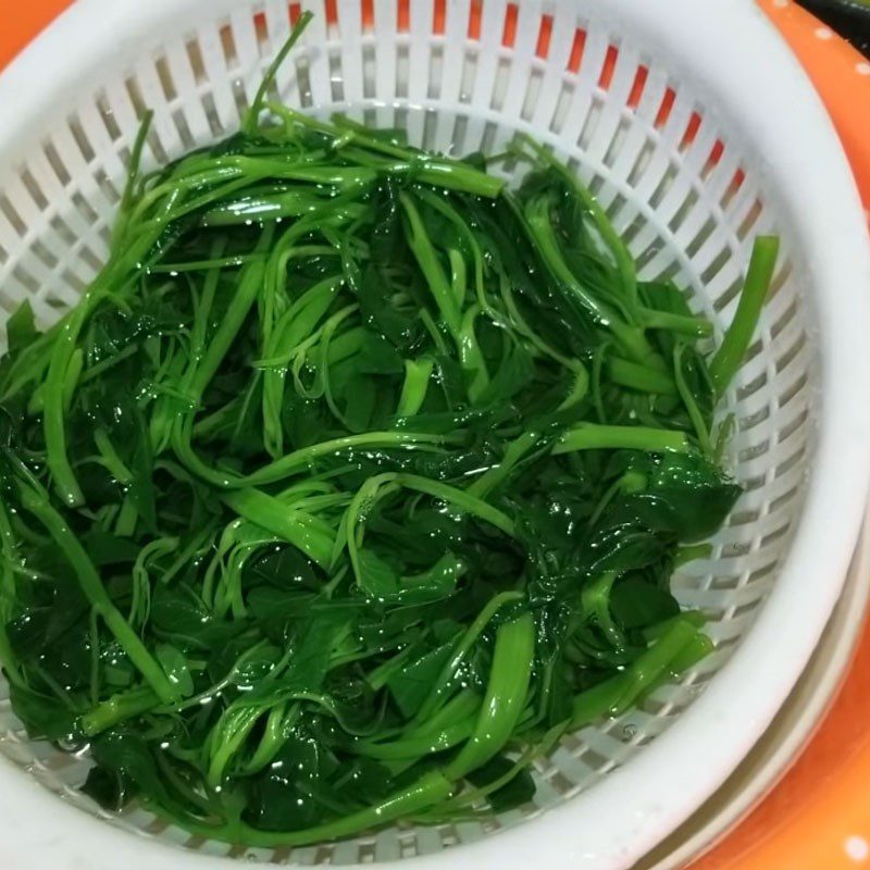 Step 2 Boil vegetables and stir-fry water spinach with beef Stir-fried water spinach with beef