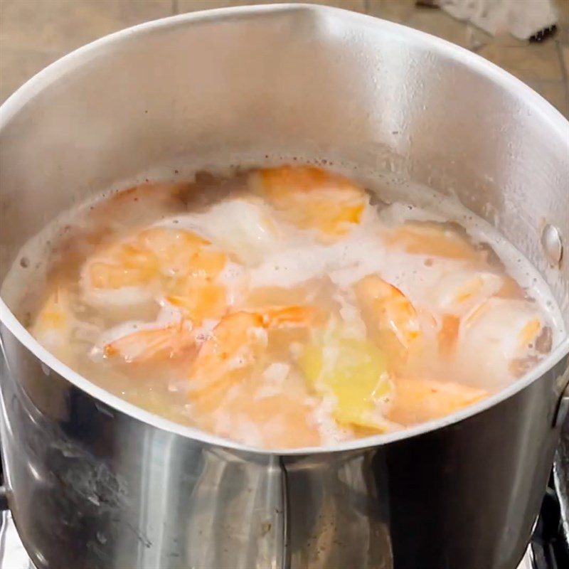 Step 2 Boil pig ears and shrimp for grapefruit salad