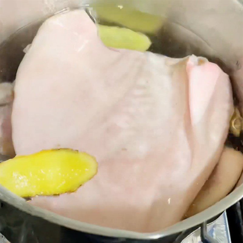 Step 2 Boil the pig ears and shrimp for Pomelo Salad with Pig Ears