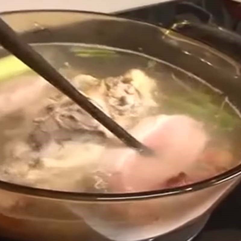 Step 4 Boiling pork and chicken for mixed ball soup