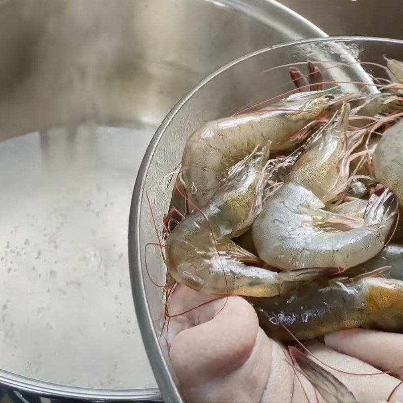 Step 4 Boil shrimp and pig's snout Taro salad with shrimp and pork