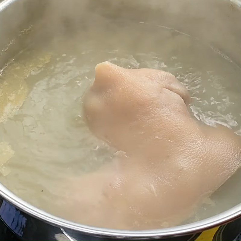 Step 4 Boil shrimp and pig's snout Taro salad with shrimp and pork