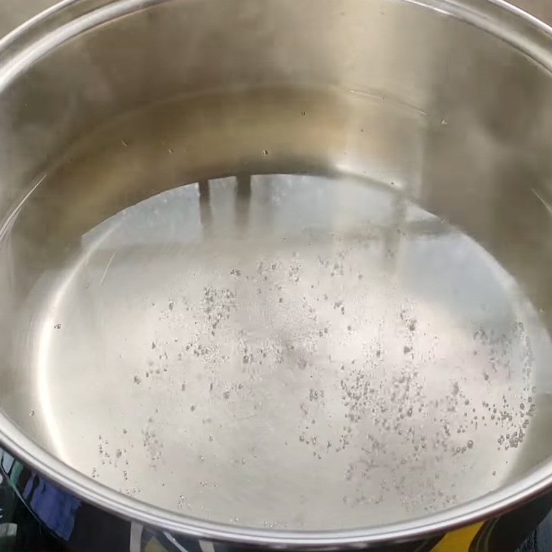 Step 4 Boil shrimp and pig's snout Taro salad with shrimp and pork