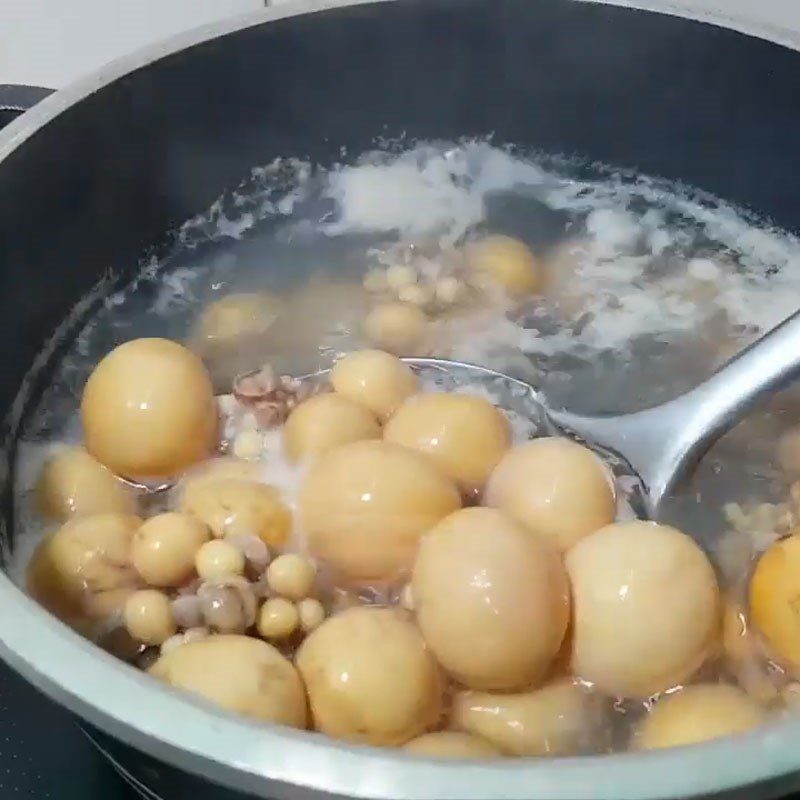 Step 2 Boil the young chicken eggs for stir-fried young chicken eggs with onions