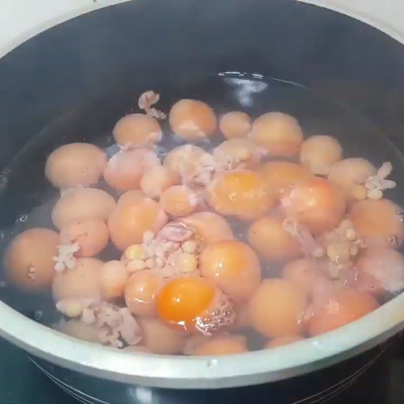 Step 2 Boil the young chicken eggs for stir-fried young chicken eggs with onions