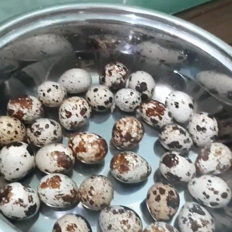 Step 1 Boil and peel quail eggs Fried quail eggs with green rice