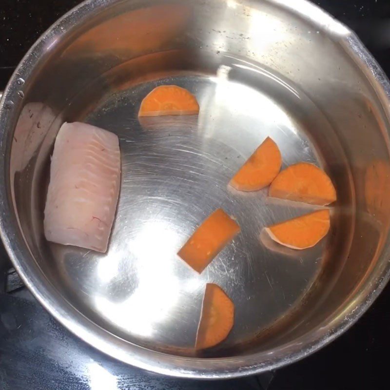 Step 2 Boil and mash fish meat Snakehead fish porridge with carrot and amaranth