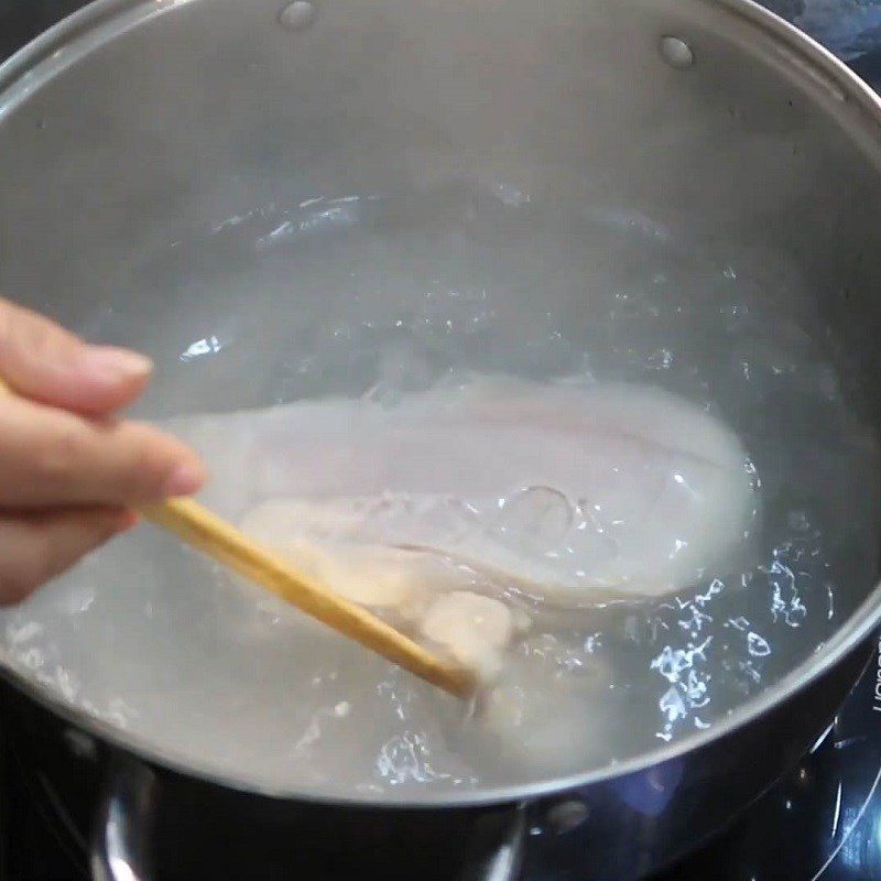 Step 3 Boil and shred the chicken breast Pork brain soup with oysters