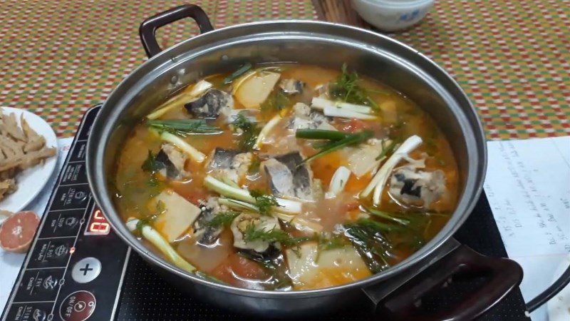 Sour bamboo shoot soup with catfish