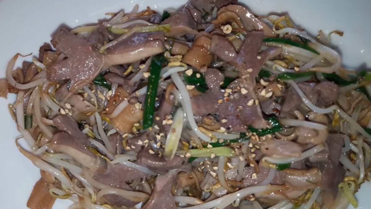 Stir-fried chicken gizzards with bean sprouts