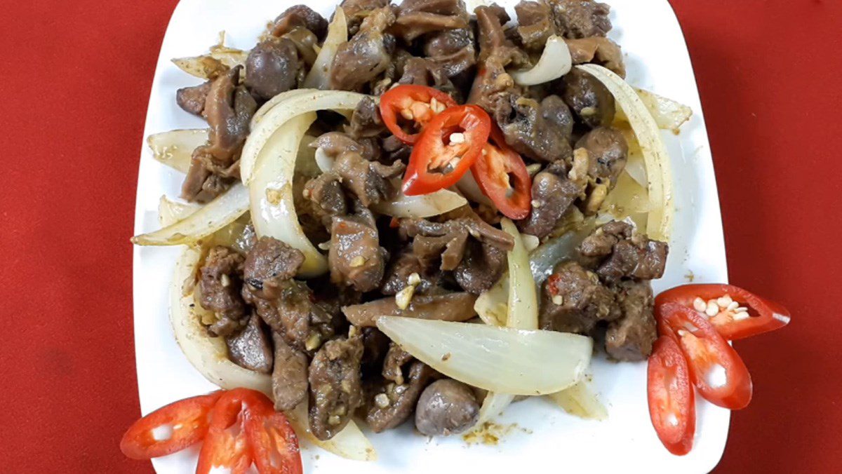 Stir-fried chicken gizzards with onions