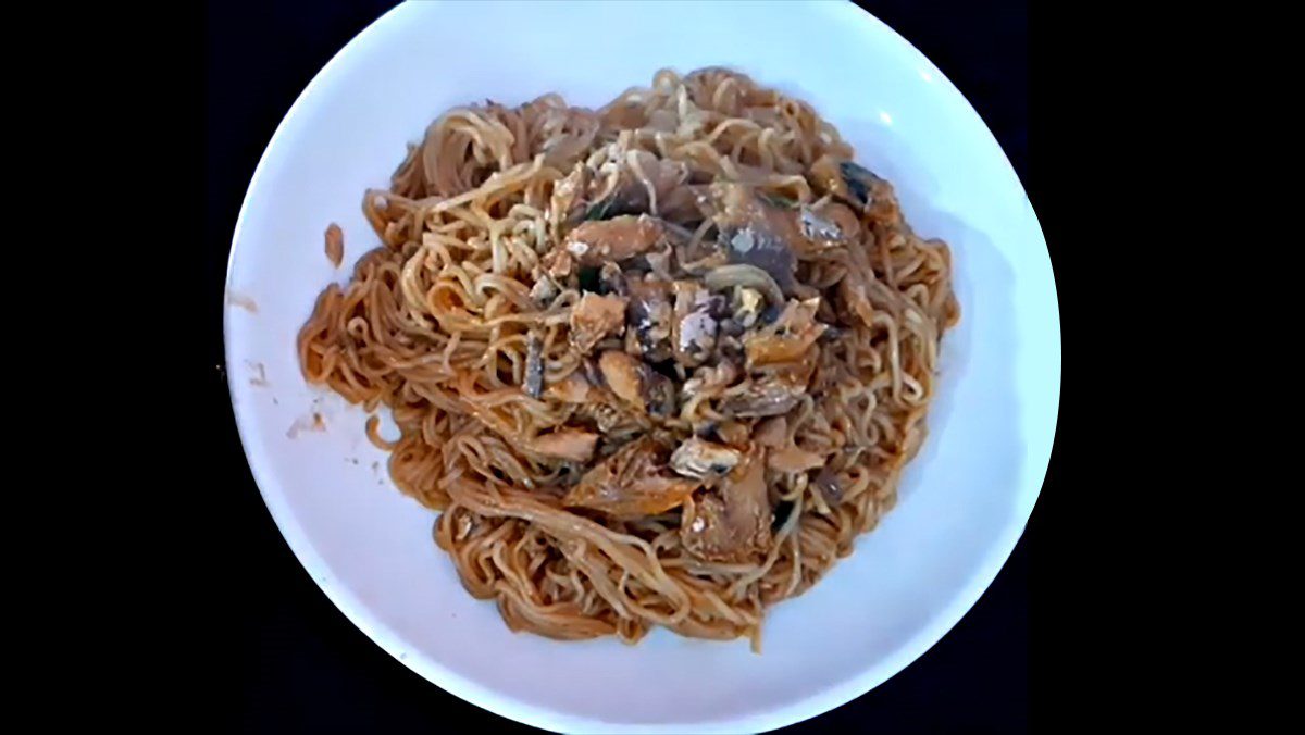 Instant Noodles Stir-fried with Canned Fish