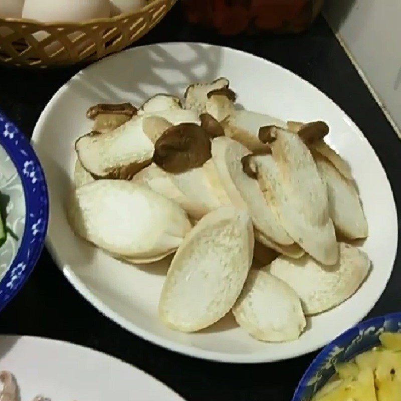 Step 2 Preparing vegetables Squid with pineapple stir-fry