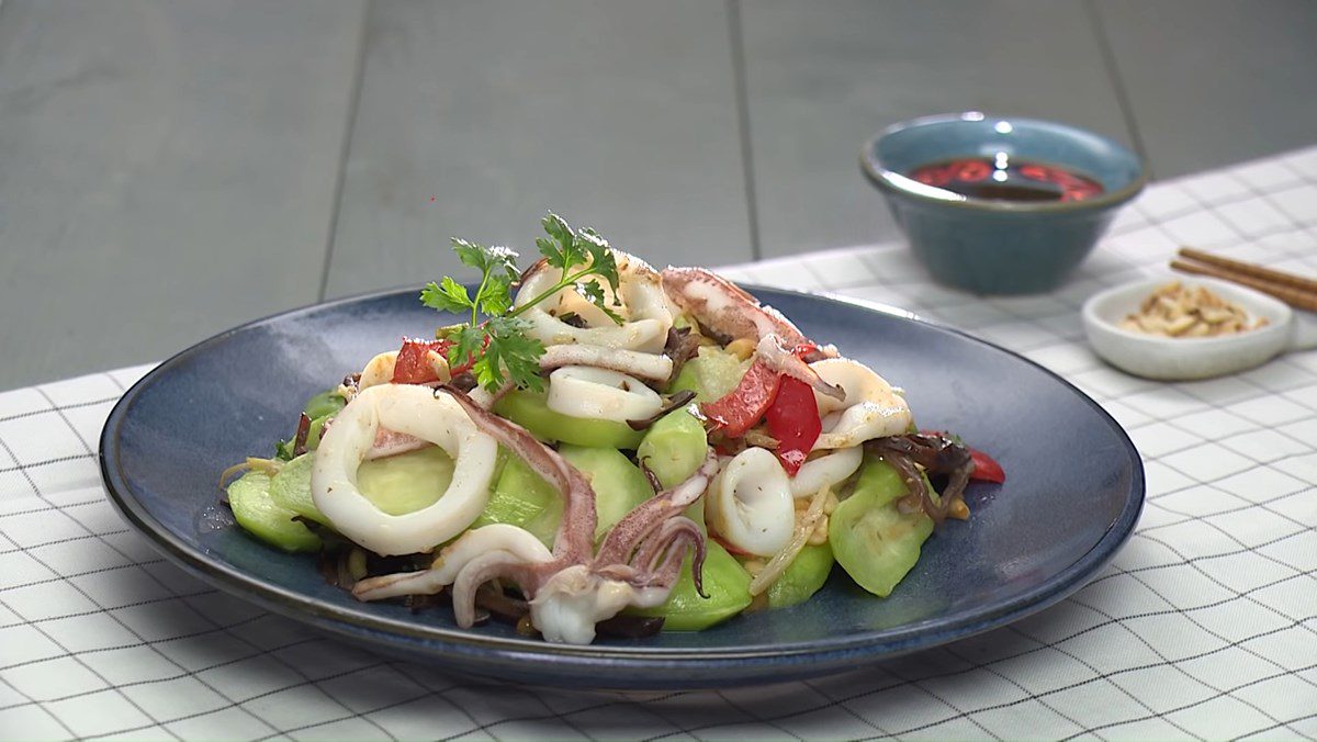 Stir-fried squid with gourd