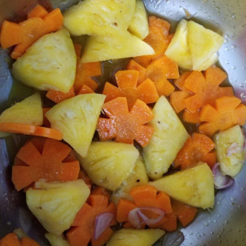 Step 4 Stir-frying the ingredients with squid Mixed squid stir-fried with fragrant carrots