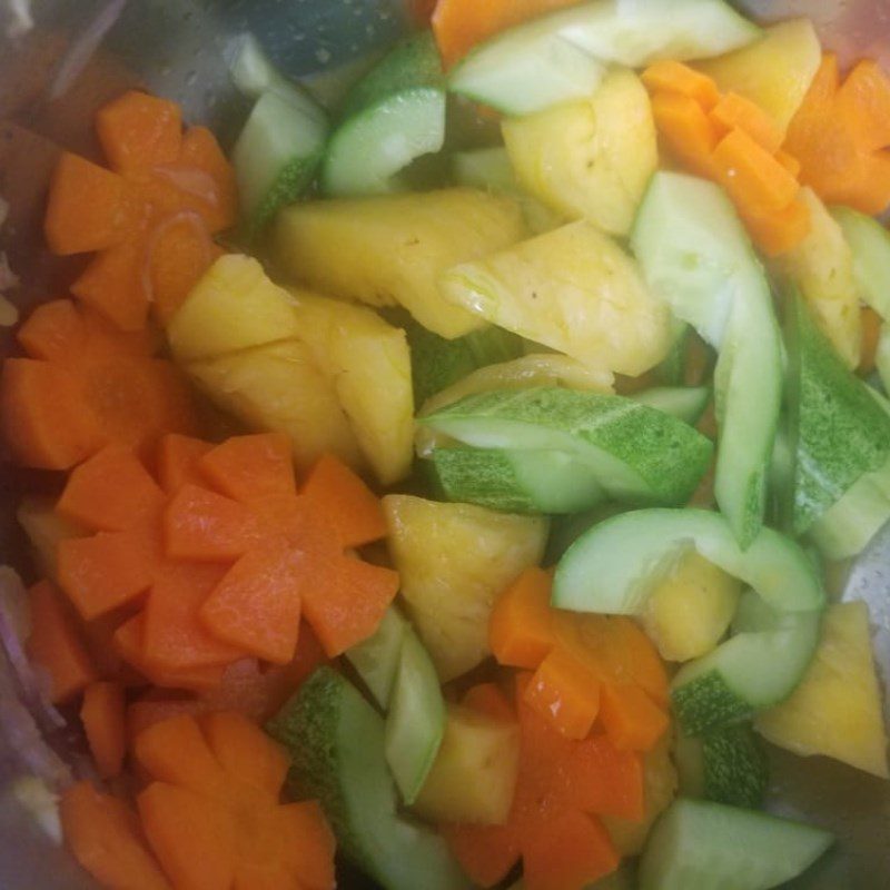 Step 4 Stir-frying the ingredients with squid Mixed squid stir-fried with fragrant carrots