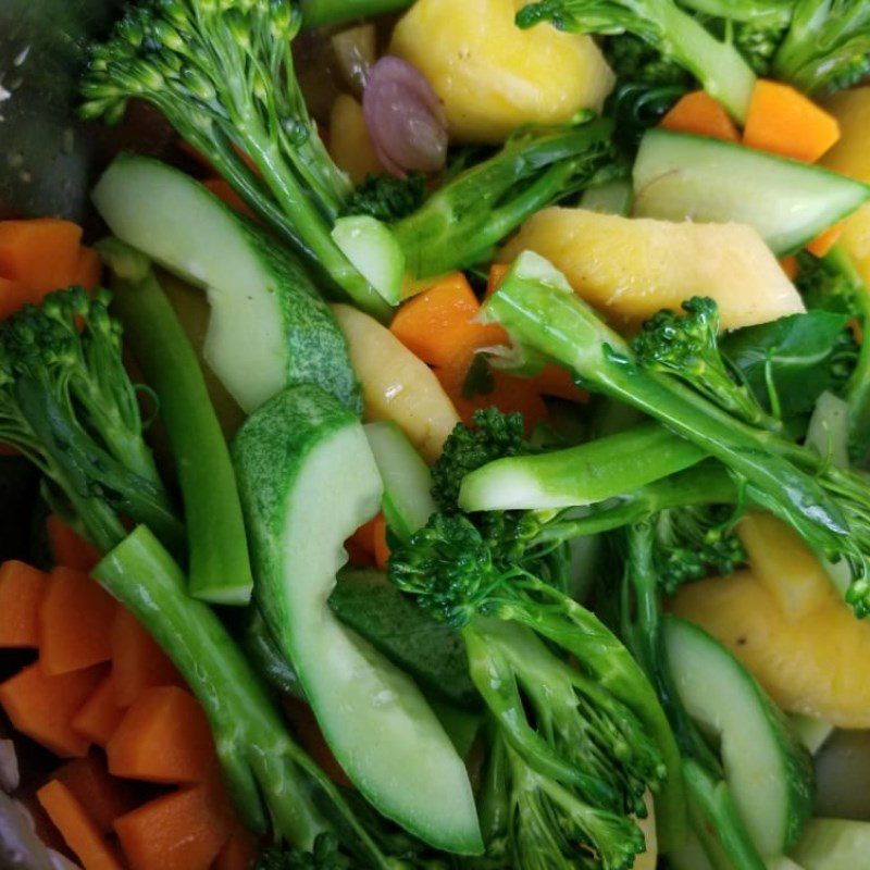 Step 4 Stir-frying the ingredients with squid Mixed squid stir-fried with fragrant carrots