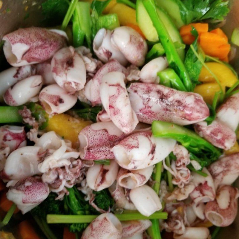 Step 4 Stir-frying the ingredients with squid Mixed squid stir-fried with fragrant carrots