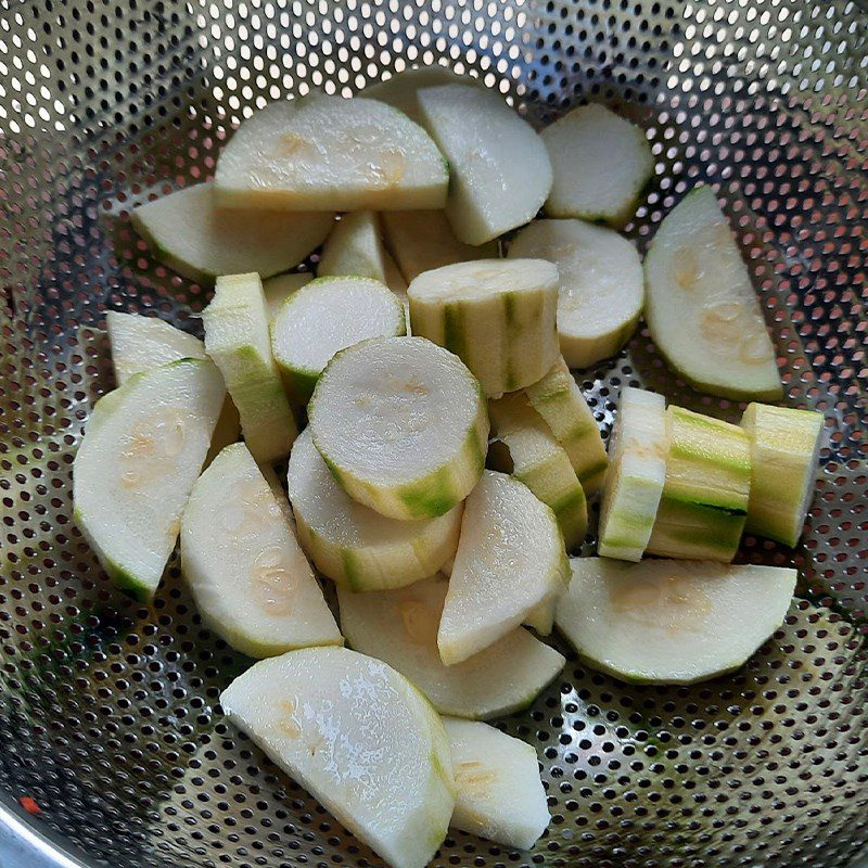 Step 1 Prepare the ingredients for Zucchini Soup stuffed with shrimp and meat