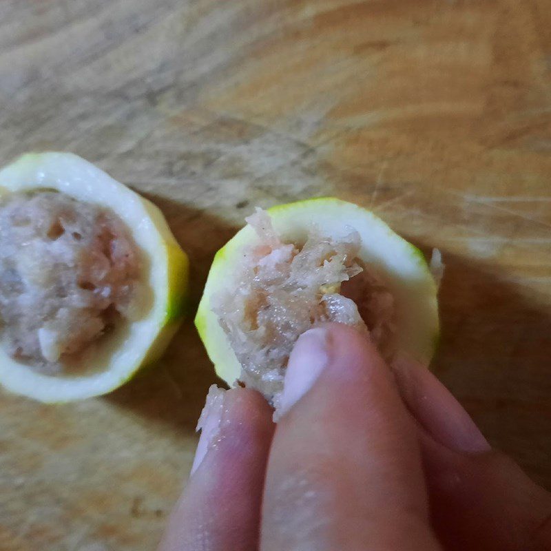 Step 2 Stuff the filling into the zucchini for Zucchini Soup stuffed with shrimp and meat