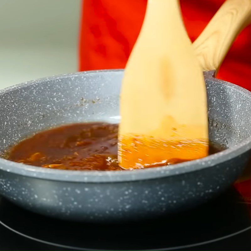 Step 4 Cook the rice cake sauce Seafood stir-fried rice cake