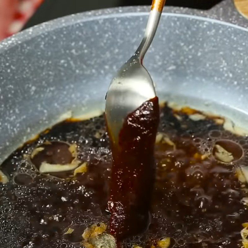 Step 4 Cook the rice cake sauce Seafood stir-fried rice cake