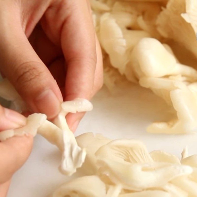 Step 1 Prepare the ingredients for Stir-fried Oyster Mushrooms with Eggs