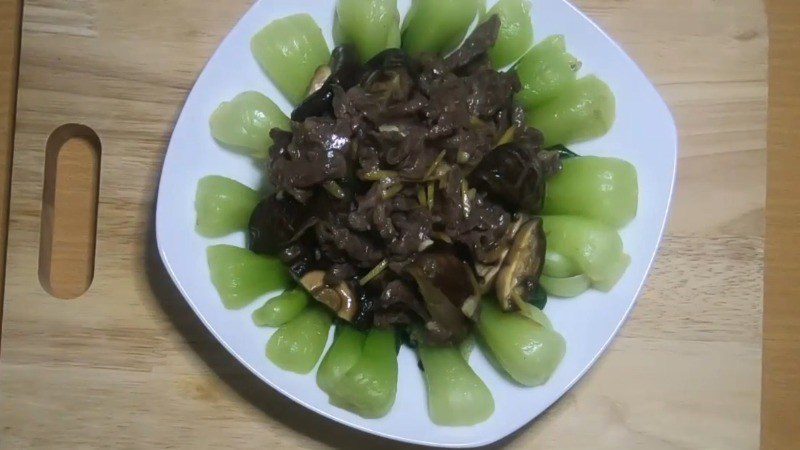 Stir-fried beef with enoki mushrooms