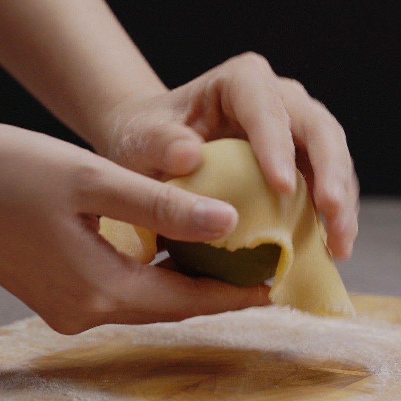 Step 3 Forming and Pressing the Cake Mooncake with mung bean filling using a rice cooker