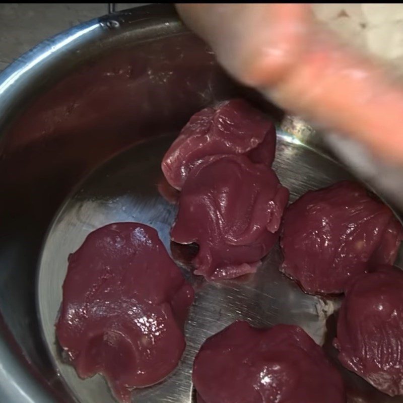 Step 4 Shape the filling balls Mooncake with taro filling