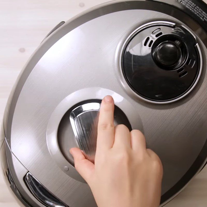 Step 3 Cook the cake for chocolate brownie using a rice cooker