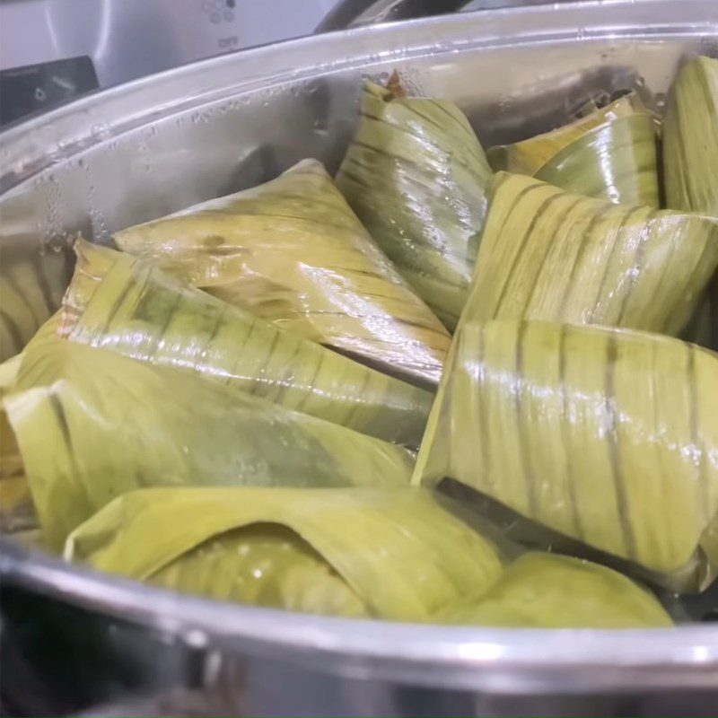 Step 5 Cook the sticky rice cake Purple sweet potato sticky rice cake with mung bean filling