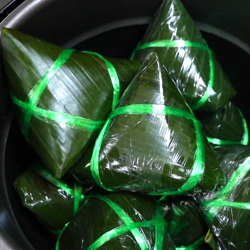 Step 9 Cook the sticky rice cake with salted egg and mixed savory filling